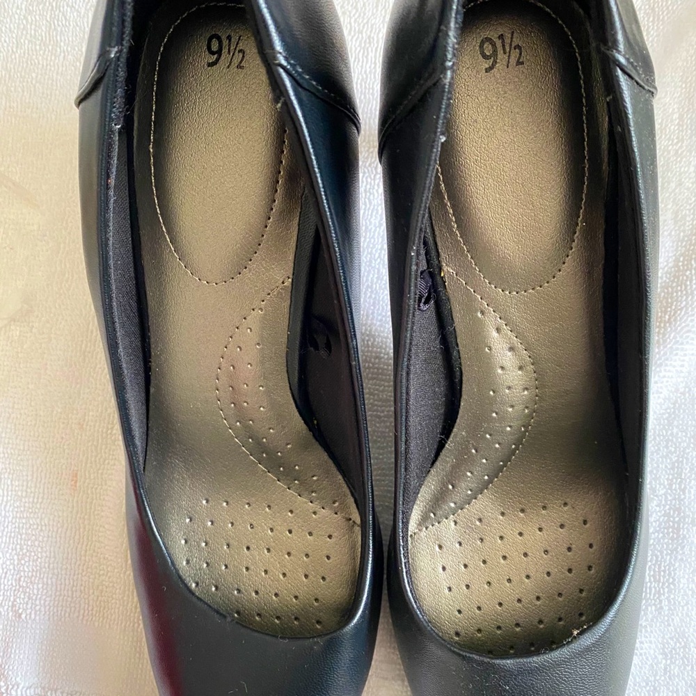 Black pumps